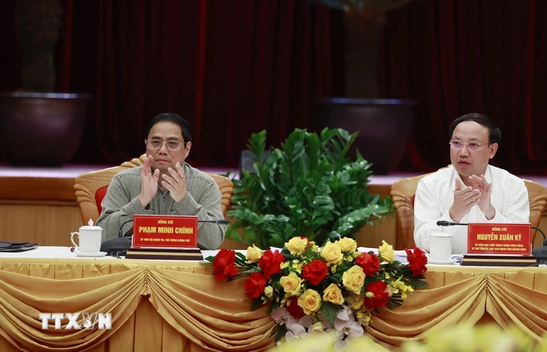 Thủ tướng Phạm Minh Chính chủ trì làm việc với Ban Thường vụ Tỉnh ủy Quảng Ninh. (Ảnh: Dương Giang/TTXVN)