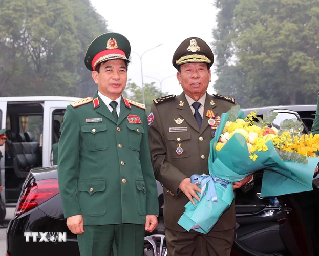 Đại tướng, Bộ trưởng Quốc phòng Phan Văn Giang đón Đại tướng Tea Banh, Phó Thủ tướng, Bộ trưởng Quốc phòng Vương quốc Campuchia. (Ảnh: Trọng Đức/TTXVN)