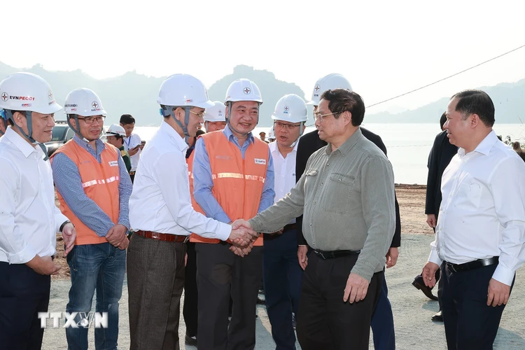 Thủ tướng Phạm Minh Chính và đoàn công tác đến kiểm tra tình hình thi công mở rộng Nhà máy Thủy điện Hòa Bình. (Ảnh: Dương Giang/TTXVN)