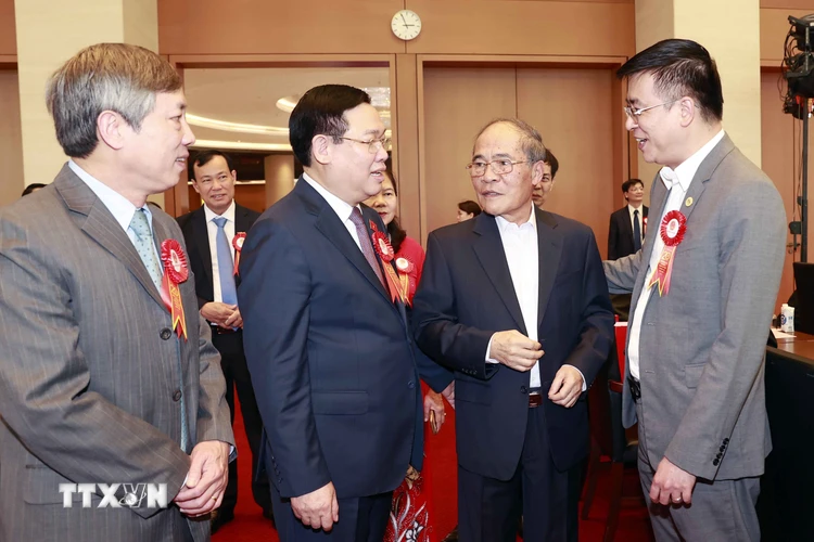 Chủ tịch Quốc hội Vương Đình Huệ và nguyên Chủ tịch Quốc hội Nguyễn Sinh Hùng với đại biểu. (Ảnh: Doãn Tấn/TTXVN)