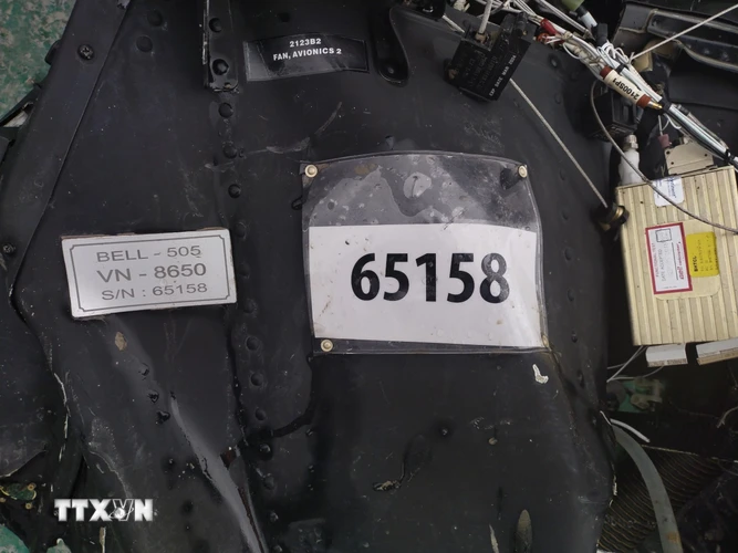 Một phần thiết bị của trực thăng Bell-05 được tìm thấy. (Ảnh: TTXVN phát)