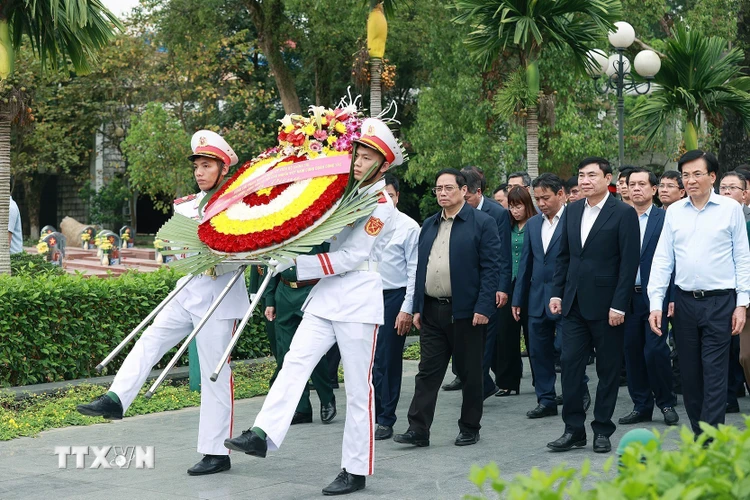 Thủ tướng Phạm Minh Chính dâng hương, hoa tại Nghĩa trang liệt sỹ A1. (Ảnh: Dương Giang/TTXVN)