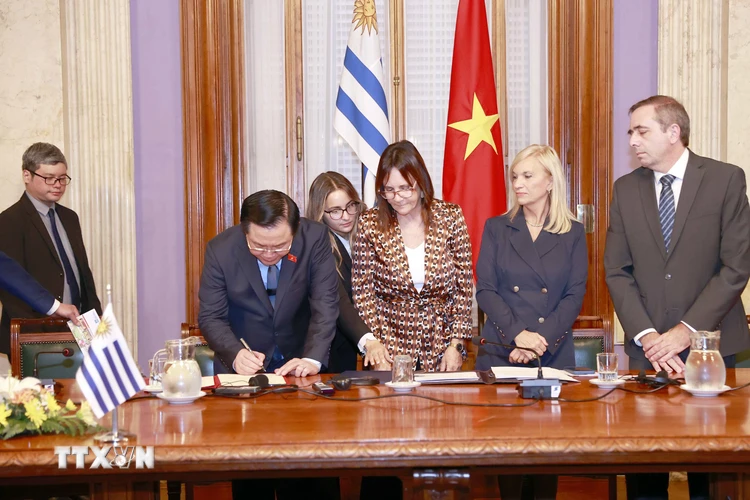 Chủ tịch Quốc hội Vương Đình Huệ ký thỏa thuận giữa Quốc hội nước CHXHCN Việt Nam và Nghị viện Đông Uruguay. (Ảnh: Doãn Tấn/TTXVN)