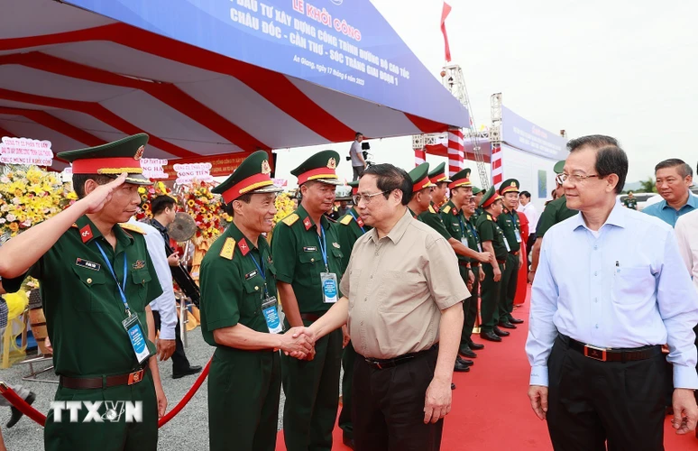 Thủ tướng Phạm Minh Chính đến dự Lễ khởi công tuyến Đường bộ Cao tốc Sóc Trăng-Cần Thơ-Châu Đốc. (Ảnh: Dương Giang/TTXVN)