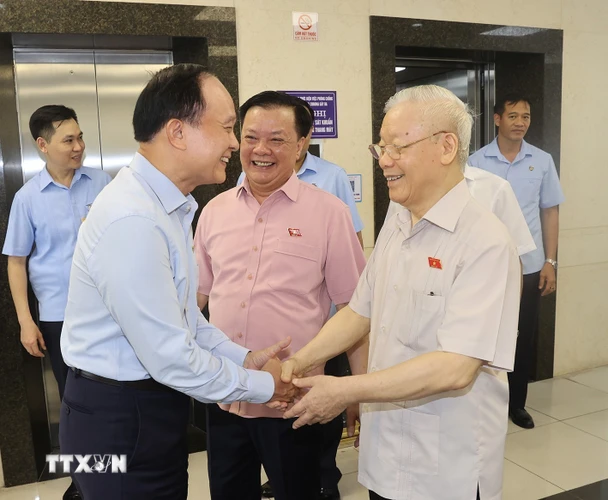 Tổng Bí thư Nguyễn Phú Trọng và đại biểu Quốc hội tiếp xúc cử tri tại quận Hai Bà Trưng, Hà Nội. (Ảnh: Trí Dũng/TTXVN)