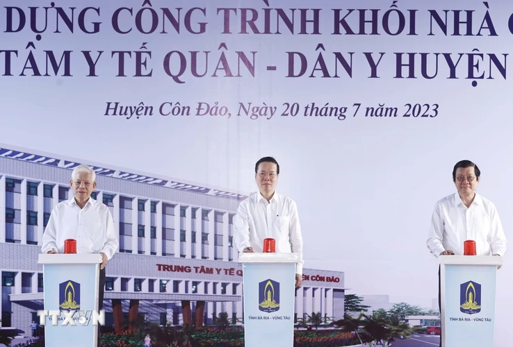 Chủ tịch nước Võ Văn Thưởng và các đại biểu thực hiện nghi thức khởi công xây dựng Khối nhà chính Trung tâm Y tế Quân-Dân y huyện Côn Đảo. (Ảnh: Thống Nhất/TTXVN)