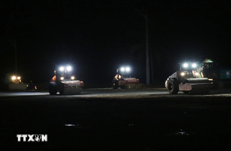 Tập đoàn Đèo Cả tổ chức thi công nền đường vào ban đêm đẩy nhanh tiến độ tại gói thầu XL3. (Ảnh: Phạm Cường/TTXVN)