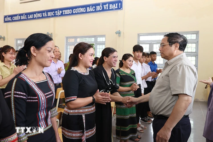 Thủ tướng Phạm Minh Chính thăm hỏi giáo viên Trường Phổ thông Dân tộc Nội trú huyện Tu Mơ Rông. (Ảnh: Dương Giang/TTXVN)