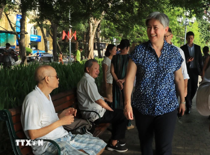 Bộ trưởng Ngoại giao Australia Penny Wong đi dạo bên Hồ Gươm, ngắm cảnh sinh hoạt của người dân Hà Nội lúc bình minh. (Ảnh: Lâm Khánh/TTXVN)