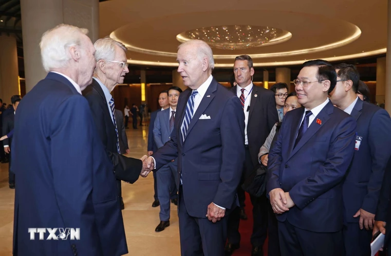 Chủ tịch Quốc hội Vương Đình Huệ, Tổng thống Hoa Kỳ Joe Biden với đại biểu. (Ảnh: Doãn Tấn/TTXVN)