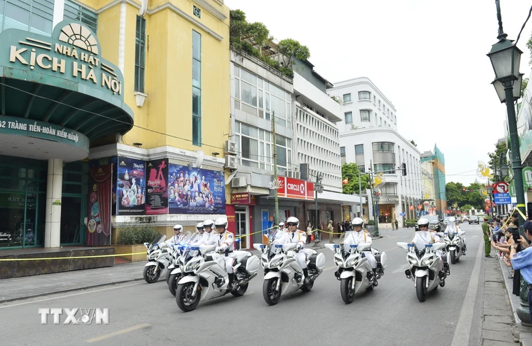 Đoàn môtô dẫn đoàn trên phố Tràng Tiền. (Ảnh: Minh Đức/TTXVN)
