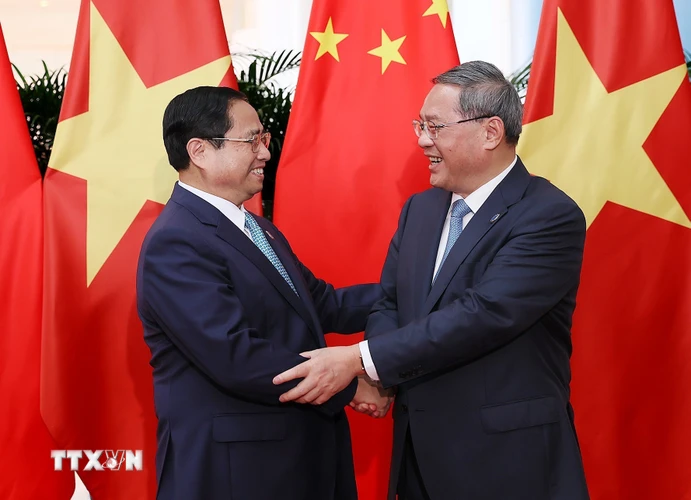 Thủ tướng Phạm Minh Chính và Thủ tướng Trung Quốc Lý Cường. (Ảnh: Dương Giang/TTXVN)
