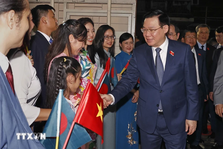 Chủ tịch Quốc hội Vương Đình Huệ thăm Đại sứ quán Việt Nam và gặp gỡ cộng đồng người Việt tại Bangladesh. (Ảnh: Doãn Tấn/TTXVN)
