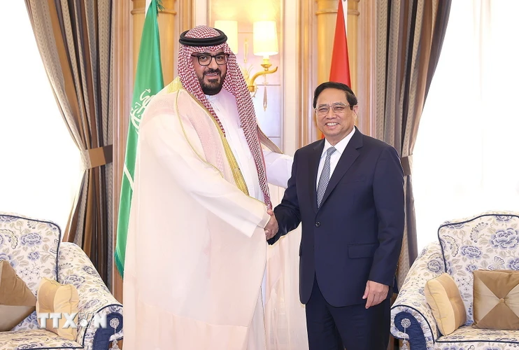 Thủ tướng Phạm Minh Chính tiếp ông Faisal Al-Ibrahim, Bộ trưởng Bộ Kinh tế-Kế hoạch Saudi Arabia. (Ảnh: Dương Giang/TTXVN)