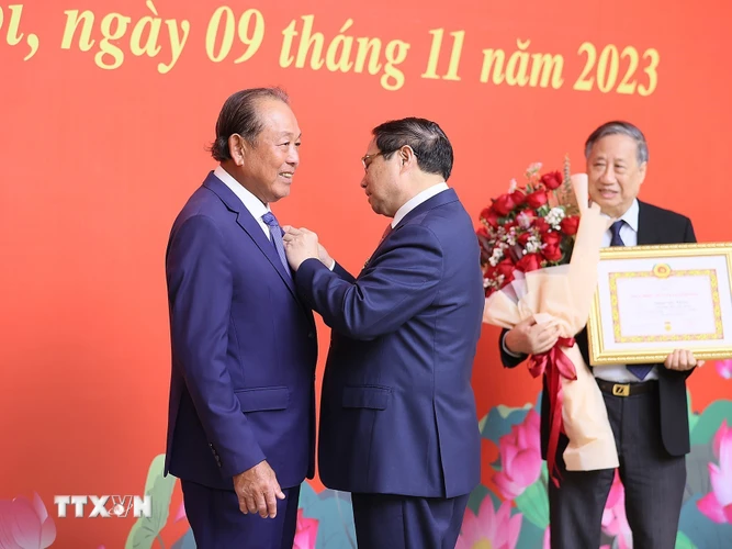 Thủ tướng Phạm Minh Chính trao tặng Huy hiệu 50 năm tuổi Đảng cho ông Trương Hòa Bình, nguyên Ủy viên Bộ Chính trị, nguyên Phó Thủ tướng Thường trực Chính phủ. (Ảnh: Dương Giang/TTXVN)