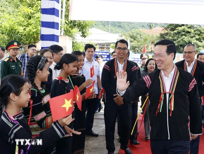 Chủ tịch nước Võ Văn Thưởng với người dân tại Liên khu dân cư xã Suối Trai, huyện Sơn Hòa. (Ảnh: Thống Nhất/TTXVN)