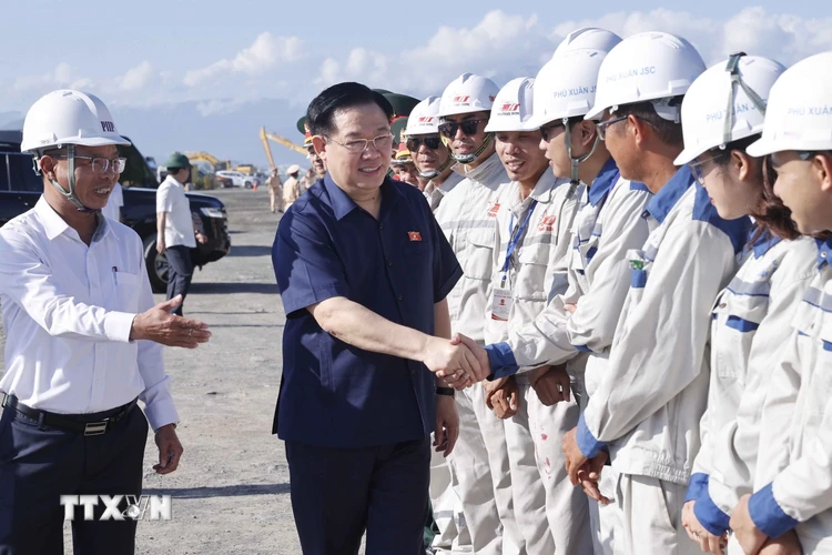 Chủ tịch Quốc hội Vương Đình Huệ thăm động viên công nhân thi công tại Dự án Cảng Liên Chiểu. (Ảnh: Doãn Tấn/TTXVN)
