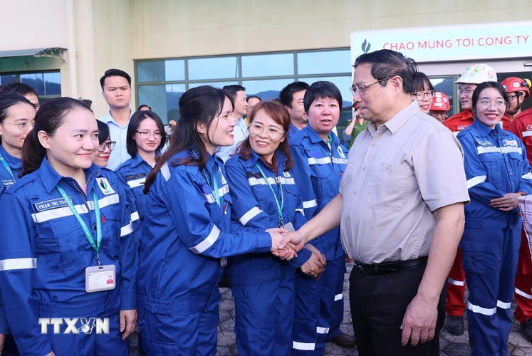 Thủ tướng Phạm Minh Chính với kỹ sư, công nhân Nhà máy Lọc hóa dầu Nghi Sơn. (Ảnh: Dương Giang/TTXVN)