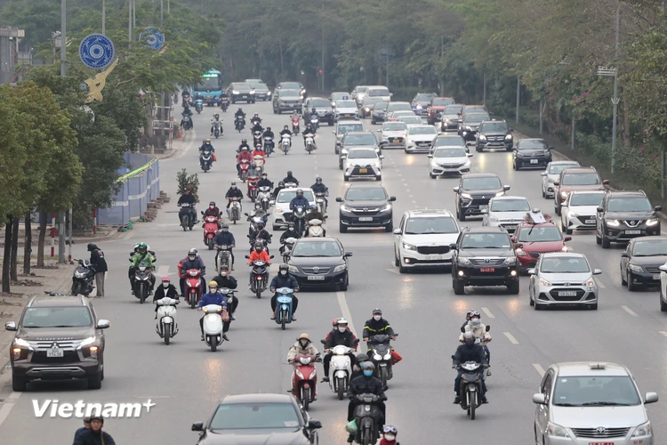 Theo ghi nhận của phóng viên Báo Điện tử VietnamPlus vào thời điểm cuối giờ chiều ngày 19/1 tức ngày 28 Tết-ngày làm việc cuối cùng của năm Nhâm Dần, lượng phương tiện đổ ra các tuyến đường tại Thủ đô bắt đầu tăng cao. (Ảnh: Minh Sơn/Vietnam+)
