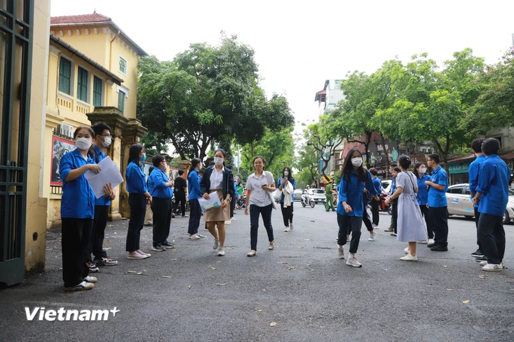 Sáng ngày 9/6, các sỹ tử trong kỳ thi lớp 10 năm học 2023-2024 tại Hà Nội bắt đầu làm thủ tục dự thi. (Ảnh: PV/Vietnam+)