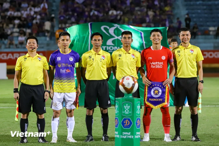 Tối 6/7, trận derby của Thủ đô giữa Câu lạc bộ Hà Nội và Câu lạc bộ Viettel trong khuôn khổ vòng 1/8 Cúp Quốc gia 2023 đã diễn ra trên sân vận động Hàng Đẫy. (Ảnh: Hoài Nam/Vietnam+)