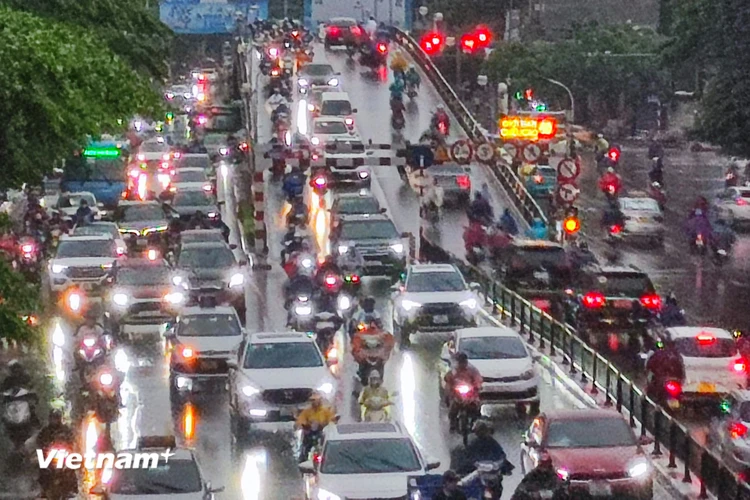 Trận mưa lớn chiều nay 31/7 khiến nhiều đoạn đường trên địa bàn Thủ đô ùn tắc, các phương tiện phải di chuyển nhích từng mét trên đường. (Ảnh: Hoài Nam/Vietnam+)