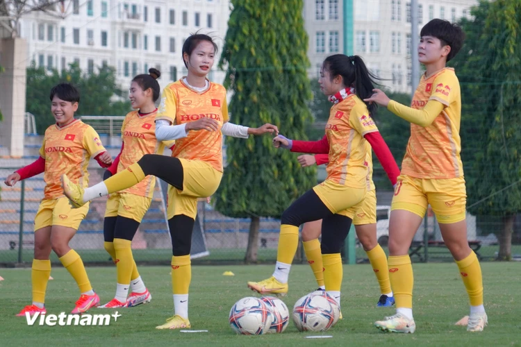 Chiều 9/10, Đội tuyển Nữ Việt Nam có buổi tập đầu tiên tại Trung tâm đào tạo bóng đá trẻ Việt Nam (Hà Nội) để chuẩn bị cho Vòng loại thứ hai Olympic Paris 2024. (Ảnh: Việt Anh/Vietnam+)