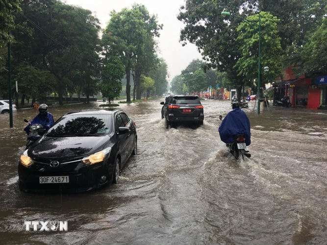 Cơn mưa lớn gây ngập trên phố Điện Biên Phủ. (Ảnh: Dương Giang/TTXVN)