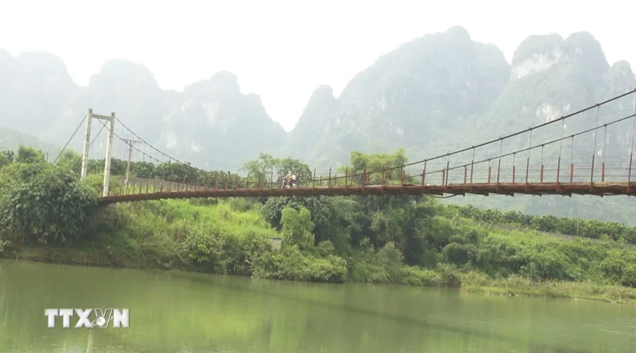 Cầu treo bắc qua sông Bôi, con đường độc đạo để kết nối 2 thôn Mỵ và Ba Giang (xã Mỹ Hòa, huyện Kim Bôi, tỉnh Hòa Bình) xuống cấp. (Ảnh: Thanh Hải/TTXVN)