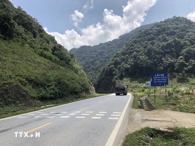 Một điểm tiềm ẩn tai nạn giao thông thuộc khu vực dốc Hang Voi, Km 157, Quốc lộ 6 địa phận xã Lóng Luông, huyện Vân Hồ. (Ảnh: Hữu Quyết/TTXVN)