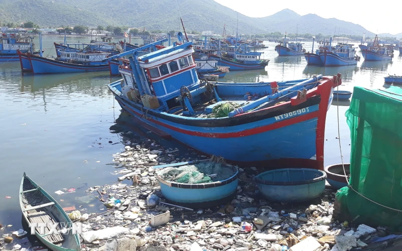 Nhiều loại rác thải khó phân hủy nổi lềnh bềnh trên mặt nước. (Ảnh: Nguyễn Thành/TTXVN)