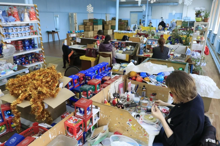 Nhà máy Biryusinka được thành lập năm 1929, sản xuất đồ trang trí cây thông Năm mới, Giáng sinh, đồ chơi bông mềm và nhựa lớn nhất nước vùng Siberia. Trong ảnh: Phân xưởng vẽ trang trí đồ chơi của nhà máy Biryusinka. (Ảnh: Trần Hiếu/TTXVN)