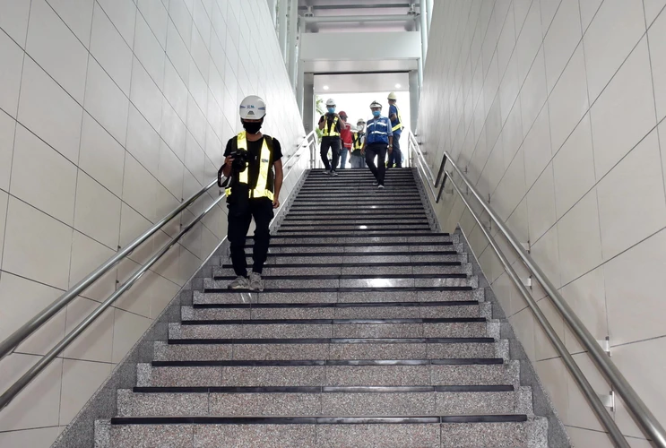 Đến nay, không gian ngầm tại tầng B1 ga Nhà hát Thành phố thuộc dự án tuyến metro số 1 Bến Thành-Suối Tiên (Thành phố Hồ Chí Minh) đã cơ bản hoàn thiện. Trong ảnh: Cầu thang bộ dành cho hành khách đi từ đường Lê Lợi xuống tầng hầm B1 ga Nhà hát Thành phố. (Ảnh: Tiến Lực/TTXVN)