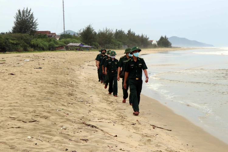 Cán bộ, chiến sỹ Đồn Biên phòng Lăng Cô tuần tra đường bờ biển khu vực thị trấn Lăng Cô, huyện Phú Lộc (Thừa Thiên-Huế). (Ảnh: TTXVN)