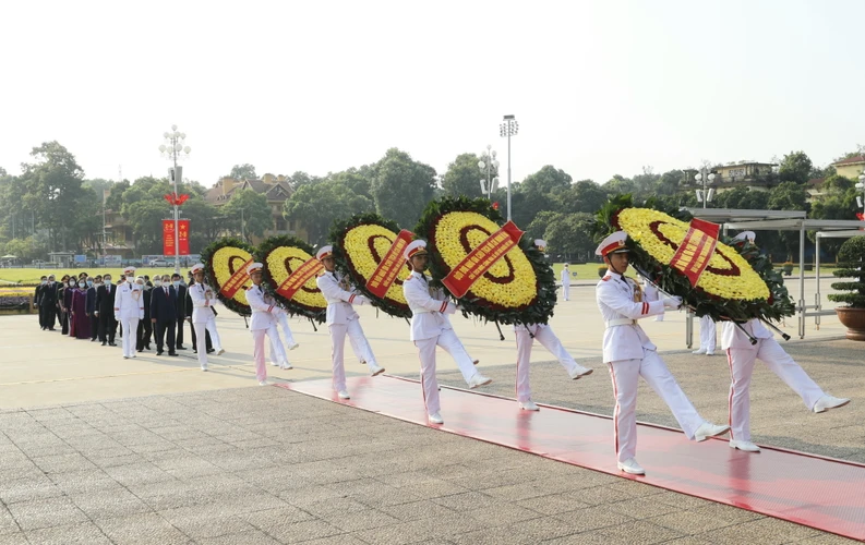 Đoàn đại biểu các đồng chí lãnh đạo, nguyên lãnh đạo Đảng, Nhà nước, Mặt trận Tổ quốc Việt Nam đến đặt vòng hoa và vào Lăng viếng Chủ tịch Hồ Chí Minh. (Ảnh: Doãn Tấn/TTXVN)