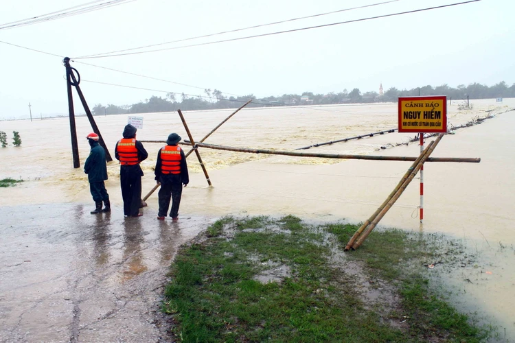 Nhiều khu vực tại Hà Tĩnh bị ngập sâu do mưa lớn kéo dài. (Ảnh: Công Tường/TTXVN)
