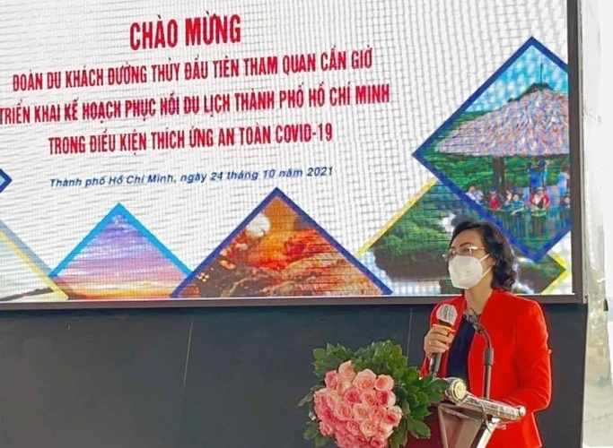 Bà Phan Thị Thắng, Phó Chủ tịch Ủy ban Nhân dân Thành phố Hồ Chí Minh phát biểu chào mừng những du khách đầu tiên tham gia chương trình tham quan đường sông tuyến Bạch Đằng-Cần Giờ. (Ảnh: Mỹ Phương/TTXVN)