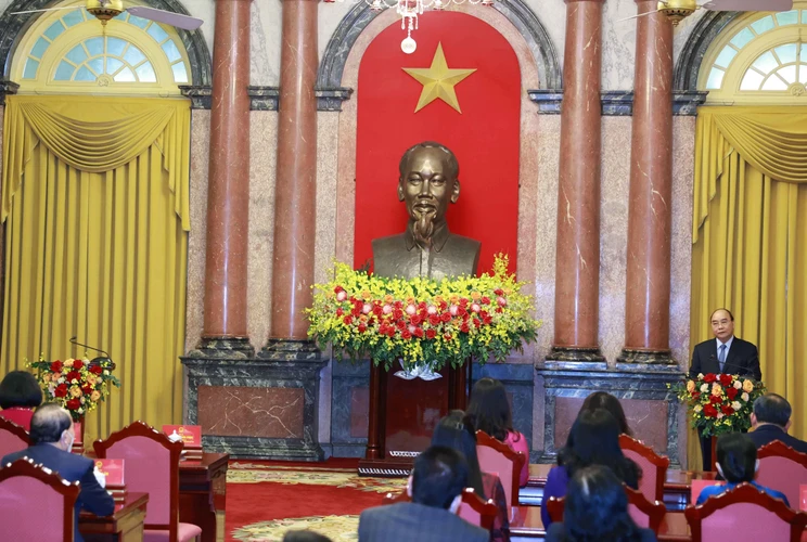 Chủ tịch nước Nguyễn Xuân Phúc phát biểu tại lễ trao Huân chương Độc lập và Quyết định nghỉ hưu cho nguyên Phó Chủ tịch nước và nguyên Chủ nhiệm Văn phòng Chủ tịch nước. (Ảnh: Thống Nhất/TTXVN)
