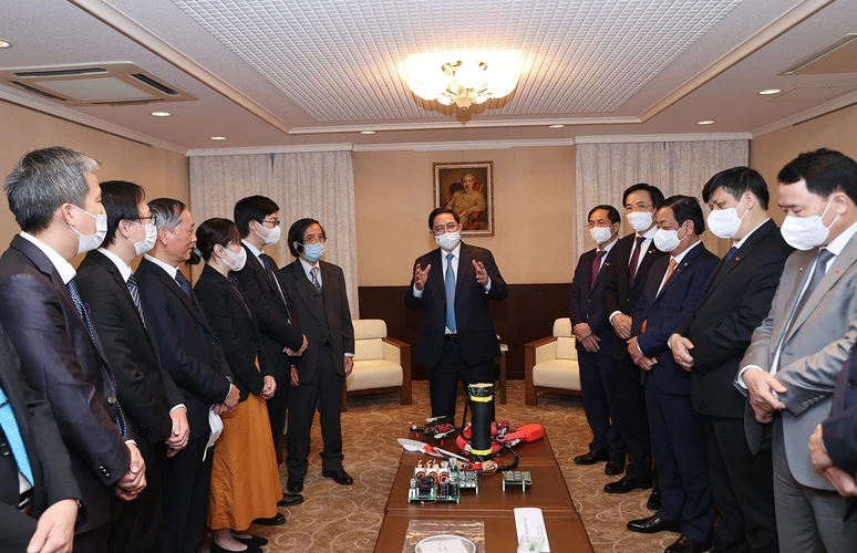 Thủ tướng Phạm Minh Chính gặp đại diện trí thức Việt Nam tại Nhật Bản. (Ảnh: Dương Giang/TTXVN)