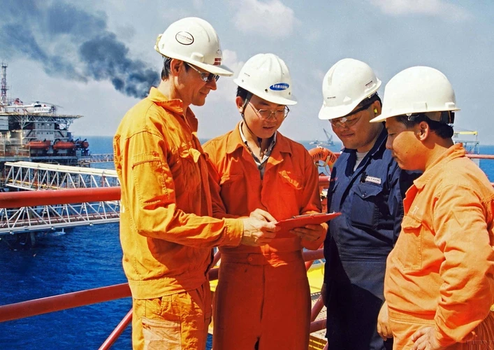 Cán bộ, chuyên gia Nga và Việt Nam trên giàn khoan dầu khí ở ngoài khơi Vũng Tàu, năm 2001. (Ảnh: TTXVN)