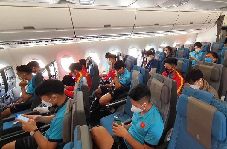 Các tuyển thủ Việt Nam trên chuyến bay lúc 12h30 từ sân bay Tân Sơn Nhất, TP.HCM. (Ảnh: TTXVN phát)