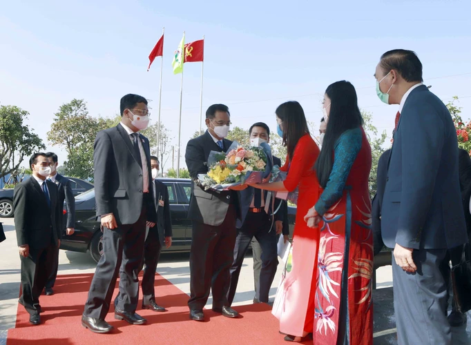 Chủ tịch Quốc hội nước Cộng hòa Dân chủ Nhân dân Lào Xaysomphone Phomvihane (người ôm hoa) được đón tiếp trọng thể tại Tập đoàn Quế Lâm, Vĩnh Phúc. (Ảnh: Hoàng Hùng/TTXVN)