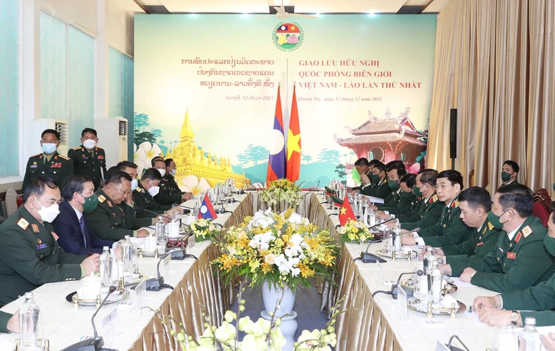 Đại tướng Phan Văn Giang và Đại tướng Chansamone Chanyalath chủ trì hội đàm cấp Bộ trưởng Quốc phòng hai nước Việt Nam-Lào. (Ảnh: Trọng Đức/TTXVN)