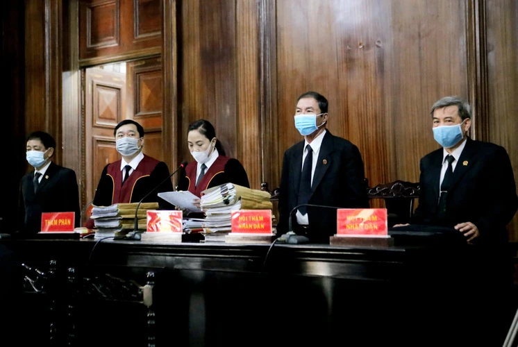 Hội đồng xét xử khai mạc phiên tòa xét xử sơ thẩm vụ án sai phạm tại Công ty Trách nhiệm hữu hạn Một thành viên Phát triển công nghiệp Tân Thuận (IPC), Công ty Phát triển Nam Sài Gòn (SADECO) và các đơn vị liên quan. (Ảnh: Thành Chung/TTXVN)