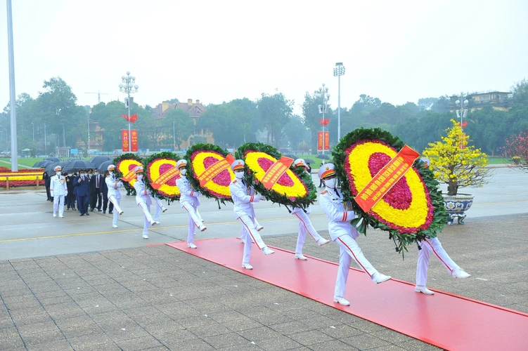 Vòng hoa của đoàn các lãnh đạo, nguyên lãnh đạo Đảng, Nhà nước viếng Chủ tịch Hồ Chí Minh. (Ảnh: Minh Đức/TTXVN)