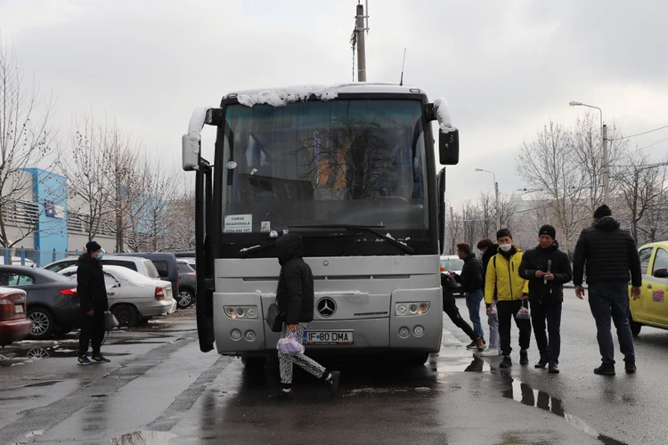 Xe buýt đón kiều bào từ điểm tạm trú ra sân bay thủ đô Bucharest, Romania. (Ảnh: Mạnh Hùng/TTXVN)