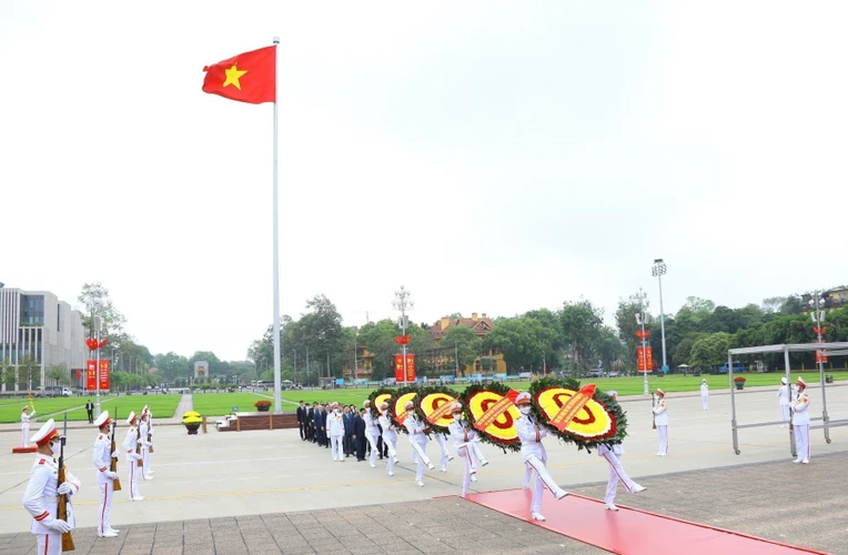 Lãnh đạo Đảng, Nhà nước đặt vòng hoa và vào Lăng viếng Chủ tịch Hồ Chí Minh nhân kỷ niệm 47 năm Ngày Giải phóng miền Nam, thống nhất đất nước (30/4/1975-30/4/2022) và 136 năm Ngày Quốc tế Lao động 1/5 (1/5/1886-1/5/2022). (Ảnh: Văn Điệp/TTXVN)