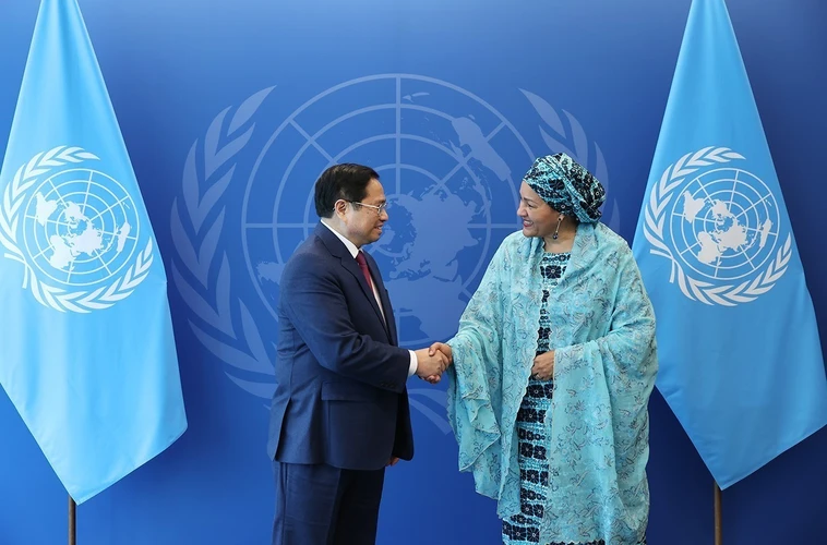 Thủ tướng Phạm Minh Chính gặp bà Amina J. Mohamed, Phó Tổng Thư ký Liên hợp quốc. (Ảnh: Dương Giang/TTXVN)