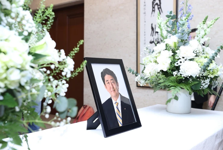 Sáng 11/7, Đại sứ quán Nhật Bản tại Việt Nam mở sổ tang và tổ chức Lễ viếng cố Thủ tướng Nhật Bản Abe Shinzo. (Ảnh: Dương Giang/TTXVN)