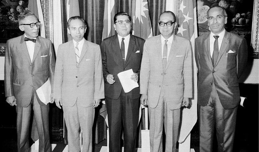 (Từ trái qua phải): Đại diện 5 quốc gia sáng lập khối ASEAN tại Bangkok, ngày 8/8/1967: Bộ trưởng Ngoại giao Philippines Narcio Ramos, Bộ trưởng Ngoại giao Indonesia Adam Malik, Bộ trưởng Ngoại giao Thái Lan Thanat Khoman, Phó Thủ tướng Malaysia Abdul Razak và Bộ trưởng Ngoại giao Singapore Sinnathamby Rajaratnam. (Ảnh: Tư liệu/TTXVN phát)